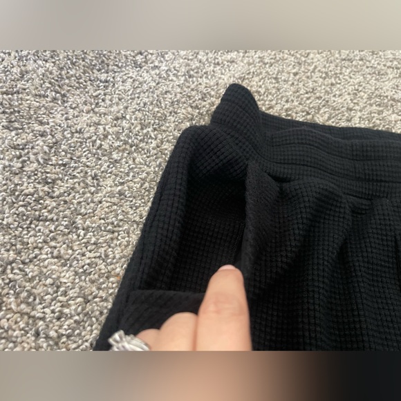 Women’s Alo Waffle Weekend Escape Mock Turtle Neck and Jogger Set Black Size S/M - Picture 12 of 13